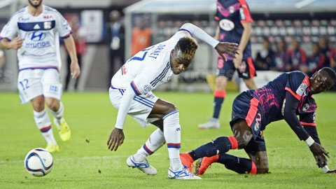 Lyon (áo trắng) vừa hứng chịu trận thua nặng nề trước Bordeaux