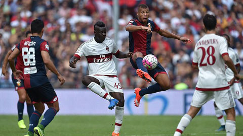 Chân sút Balotelli không thể giúp Milan phá dớp trên sân khách mùa này