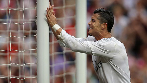 Đôi chân của Ronaldo dường như đã quá căng cứng trước thời khắc phá vỡ kỷ lục của Raul