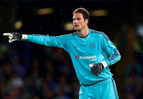 Begovic được bắt chính do Courtois dính chấn thương
