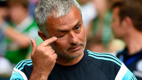Mourinho thất thần ở băng ghế huấn luyện