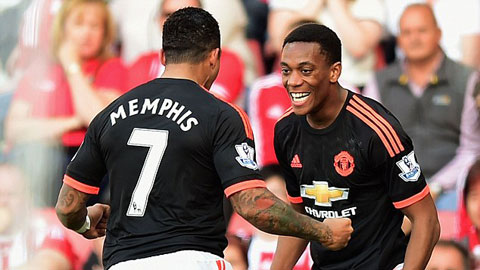 Sự ăn ý giữa Depay và Martial (phải) giúp lối chơi của M.U thêm bùng nổ