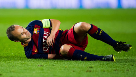 Iniesta phải rời sân giữa chừng vì đau gân khoeo