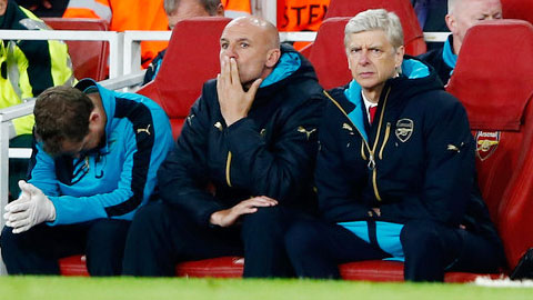 Wenger bất lực nhìn các học trò bị hạ ngay trên sân nhà