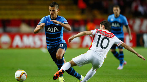 Vươn lên dẫn bàn trước, nhưng Tottenham (áo xanh) đã không bảo vệ được thành quả