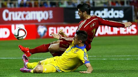 Morata (trên) vừa dính chấn thương nhẹ khi trở về phục vụ ĐT Tây Ban Nha