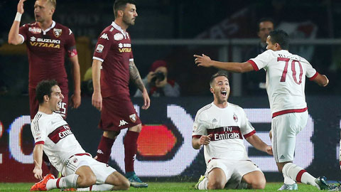 Bàn thắng đầu tiên trên sân khách mùa này của Bacca (phải) là không đủ để giúp Milan đánh bại Torino