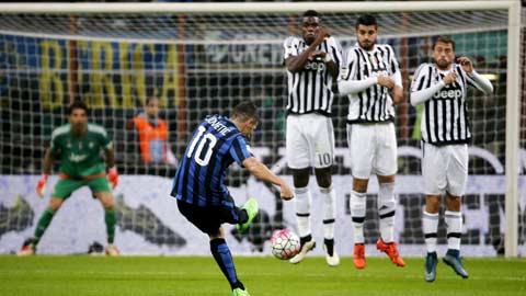 Juventus (áo đen trắng) và Inter tự hài lòng với 1 điểm giành được trong trận đấu có tới 8 thẻ vàng 