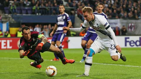 Tottenham (áo trắng) bất ngờ gục ngã trước Anderlecht