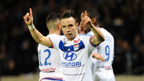 Valbuena in dấu giày vào 2 trong 3 bàn thắng của Lyon trước Toulouse