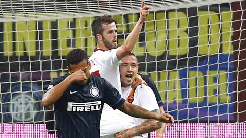 Trước “con mồi” ưa thích Inter, Roma (áo trắng) sẽ không khó nối dài chuỗi toàn thắng ở Serie A lên 6 trận