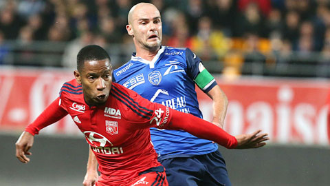 Beauvue (trái) ghi bàn thắng duy nhất giúp Lyon đánh bại Troyes để tạm vươn lên ngôi nhì bảng