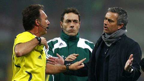 Đã đến lúc Mourinho chấm dứt những trò lố Đã đến lúc Mourinho chấm dứt những trò lố