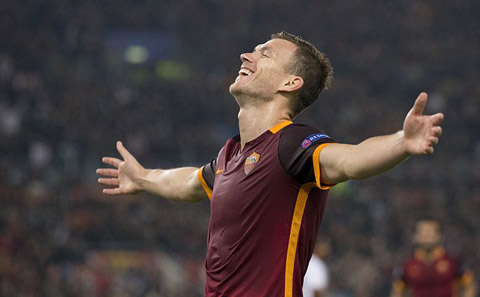 Dzeko cũng có 1 bàn thắng giúp Roma đánh bại đại diện Bundesliga với tỷ số 3-2