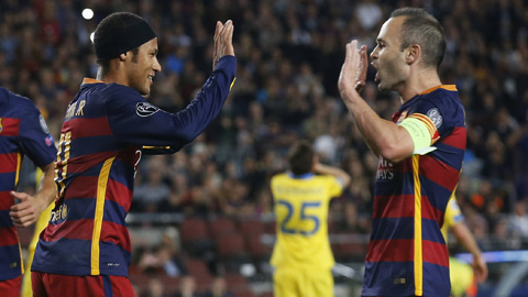 Iniesta ăn mừng bàn thắng với Neymar