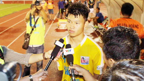 Nhờ phong độ ấn tượng, Phạm Văn Thành luôn là tâm điểm của báo giới ở VCK U21 QG 2015