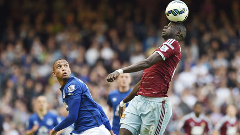 West Ham (phải) chỉ thực sự nguy hiểm khi chơi ở thế “cửa dưới”