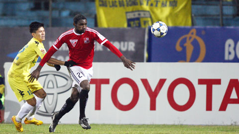 Cầu thủ người Cameroon Nsi (phải) là trụ cột của Đồng Nai ở mùa giải 2015