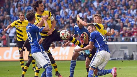 Dortmund (áo sáng) sẽ tiễn Schalke ra về trắng tay?