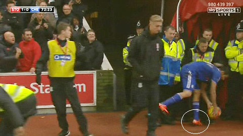 Tình huống Costa giẫm lên chân một nhân viên bảo vệ tại sân Britannia