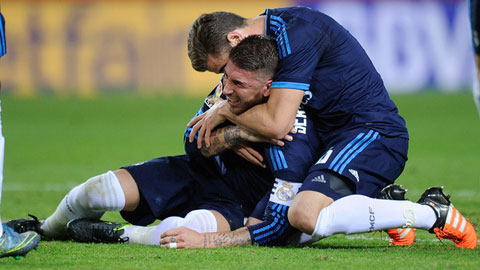 Ramos bị đau sau khi ghi bàn vào lưới Sevilla