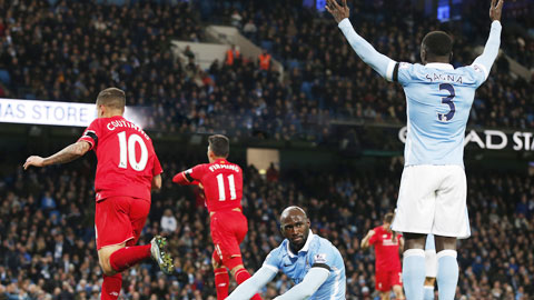 Hàng thủ Man City làm Pellegrini đau đầu