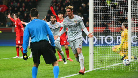 Sẽ rất khó để Leverkusen cản được Atletico (áo ghi) giành chiến thắng tại Vicente Calderon