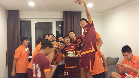 Buổi sinh nhật ấm cúng của tiền đạo Phạm Văn Thành