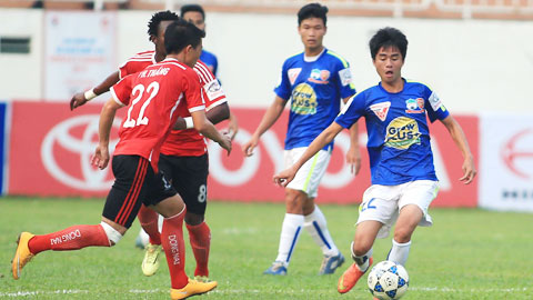 Phan Thanh Hậu (trái) có bàn thắng đầu tiên của mình ở V-League