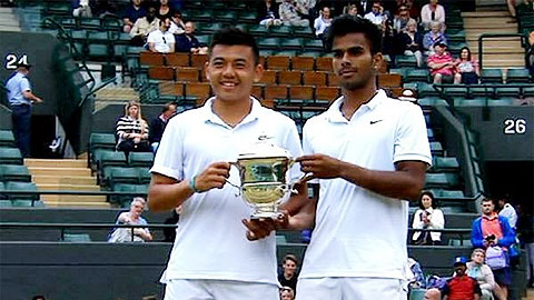 Lý Hoàng Nam (trái) và Sumit Nagal nâng cúp vô địch giải trẻ Wimbledon 2015 nội dung đôi nam